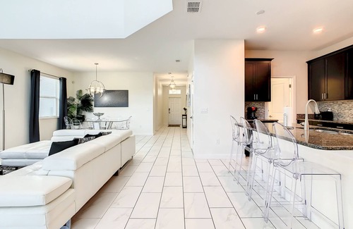 Kissimmee House | 🏝️ 5BR/5BA Home w/Private Pool & Spa, Themed Kids’ Rooms & Resort Fun | Storey Lake Near Disney