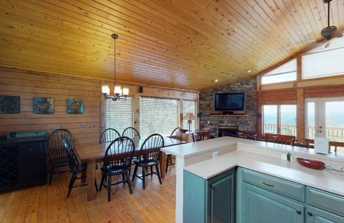 Snowshoe Ski Chalet | 5BR Chalet at Snowshoe w/Hot Tub and On-Call Van