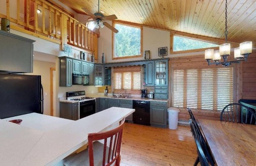 Snowshoe Ski Chalet | 5BR Chalet at Snowshoe w/Hot Tub and On-Call Van