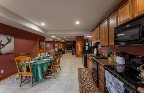 Slaty Fork Cabin | 5BR Chalet | Hot Tub Fire Pit Fall Retreat 3 Kings