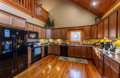 Slaty Fork Cabin | 5BR Chalet | Hot Tub Fire Pit Fall Retreat 3 Kings