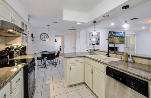 Irving House | 5BR home with Private Pool, Game Room & a Spacious Backyard with Grill