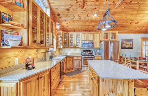 Whitefish House | 5BR House sleeps 14-SKI 25 mins, Grill, Firepit , Pets, near Glacier Park! A+