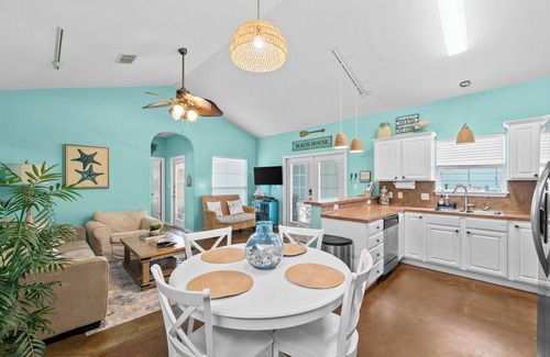 Corpus Christi House | 5min to Beach Family-Friendly Island Retreat Quiet Pool Access + Private Yard