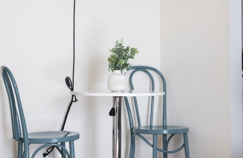 Ravenswood Apartment | 5min to Wrigley, Aragon | Quiet Workdesk | Zencity