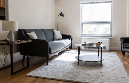 Ravenswood Apartment | 5min to Wrigley, Aragon | Quiet Workdesk | Zencity
