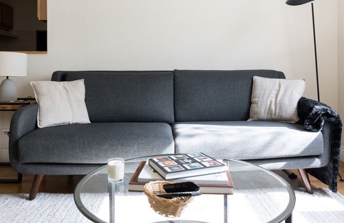 Ravenswood Apartment | 5min to Wrigley, Aragon | Quiet Workdesk | Zencity