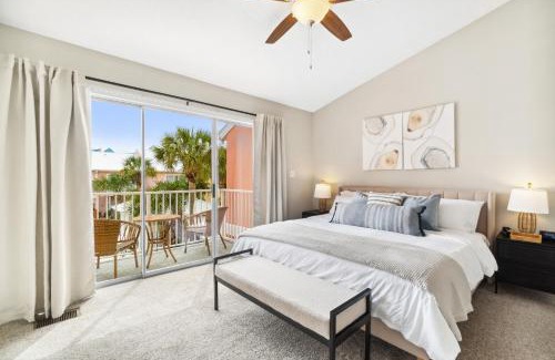 Miramar Beach House | 5min walk 2 Miramar Beach, Mins to Shopping, Steps to Pool, Patio and Yard, Dog Friendly, 1GB Wifi, ! SNOWBIRD MONTHLY RATE 2900 !