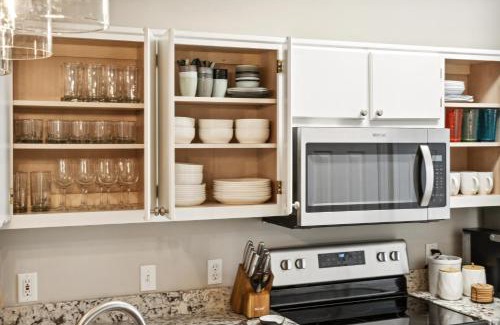 Miramar Beach House | 5min walk 2 Miramar Beach, Mins to Shopping, Steps to Pool, Patio and Yard, Dog Friendly, 1GB Wifi, ! SNOWBIRD MONTHLY RATE 2900 !
