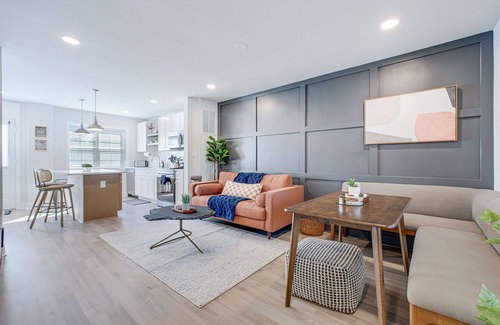 Potomac West House | 5min Walk to Metro, Level 2 EV Charger, King Beds, Smart TVs