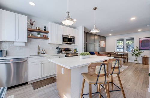 Potomac West House | 5min Walk to Metro, Level 2 EV Charger, King Beds, Smart TVs