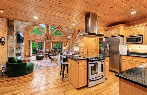 Beech Mountain Cabin | 5Min2Ski|Private2Acres|Creek|HotTub|GameRm|FirePit