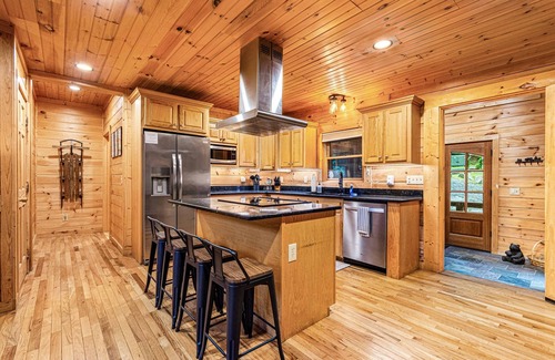 Beech Mountain Cabin | 5Min2Ski|Private2Acres|Creek|HotTub|GameRm|FirePit