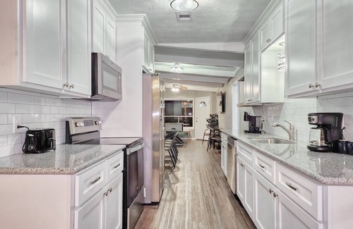 College Station House | 5mins to Kyle Field, 5BR w Private Backyard & Pool