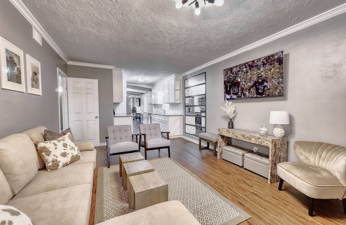 College Station House | 5mins to Kyle Field, 5BR w Private Backyard & Pool