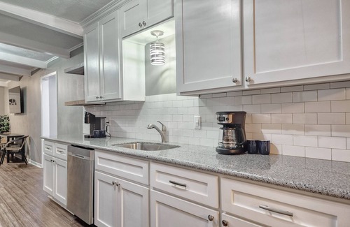 College Station House | 5mins to Kyle Field, 5BR w Private Backyard & Pool