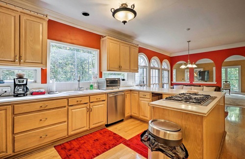 Roswell House | 6,000-Square-Foot Executive Home w/Deck & 1 Acre!