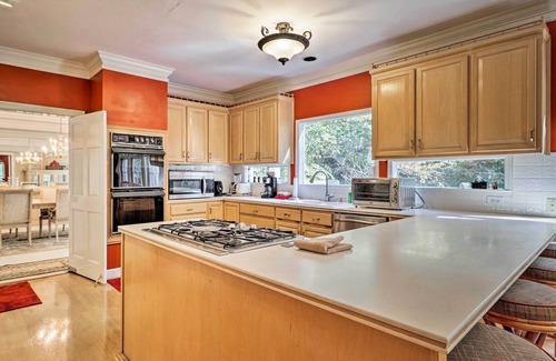 Roswell House | 6,000-Square-Foot Executive Home w/Deck & 1 Acre!