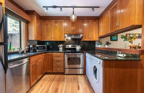 Tahoe Sierra Estates House | 6-8 Miles to Palisades|Alpine|Homewood|Walk to TC