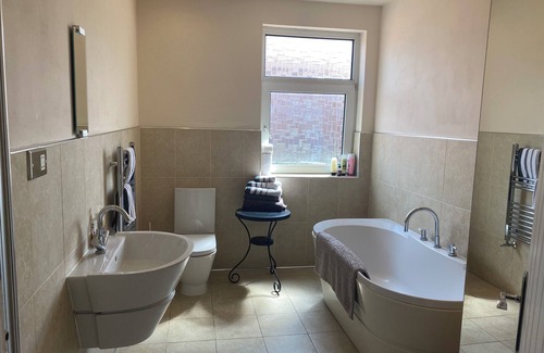 Fenham House | 6 Bed-sleeps 12-hot Tub-free Parking-pet Friendly