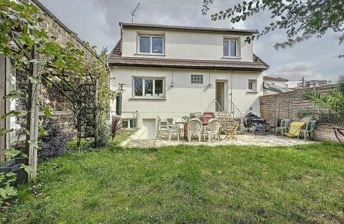 Saint-Denis House | 6 bedroom, 5 bathroom villa near Paris