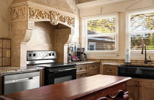 Downtown Branson House | 6 bedroom close to The Branson Landing! Hot tub!