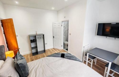 Seven Kings Apartment | 6 bedroom entire house Ensuite rooms