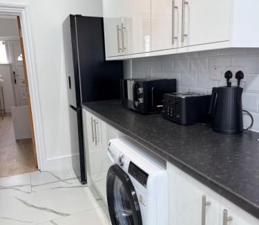 Seven Kings Apartment | 6 bedroom entire house Ensuite rooms