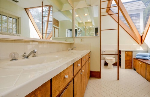 Marion Center House | 6 Bedroom With Access to Silvershell Beach