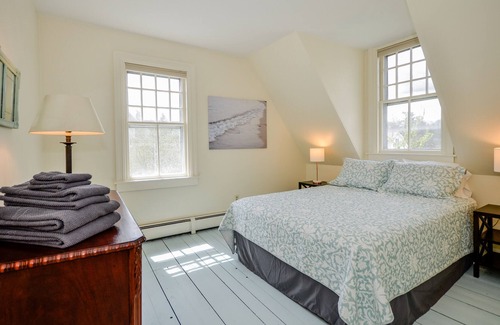 Marion Center House | 6 Bedroom With Access to Silvershell Beach