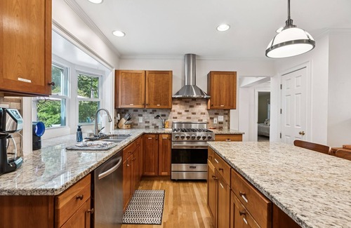 Kennebunk House | 6 bedrooms! Hot tub/firepit/deck/Pet friendly close to beach!