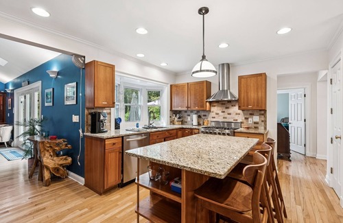 Kennebunk House | 6 bedrooms! Hot tub/firepit/deck/Pet friendly close to beach!