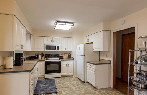 Bloomington House | 6 Bedrooms House w Hot Tub Deck Pool Table