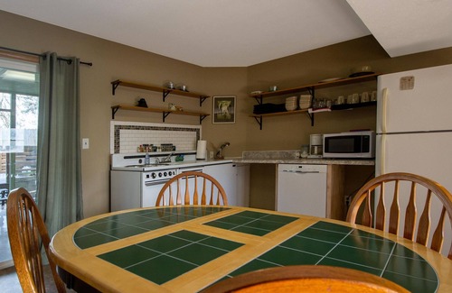 Bloomington House | 6 Bedrooms House w Hot Tub Deck Pool Table