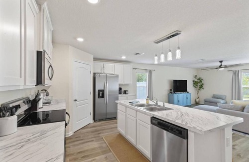 Indian Trails House | 6 Beds | 12 Mins to the Beach | Pets OK fenced in yard!