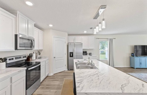 Indian Trails House | 6 Beds | 12 Mins to the Beach | Pets OK fenced in yard!