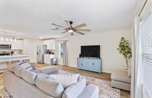 Indian Trails House | 6 Beds | 12 Mins to the Beach | Pets OK fenced in yard!