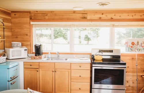 Sequim Cabin | # 6 Boho Romantic Suite Hot Tub Private Beach-Kitchenette