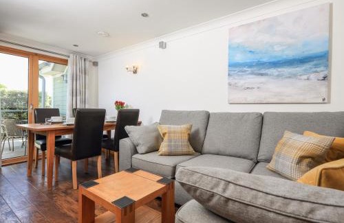 Bugford House | 6 Court Cottage, Hillfield Village