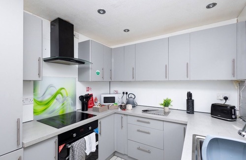 Stanley House | 6 Guests - Free Parking - 10min Leeds City Centre