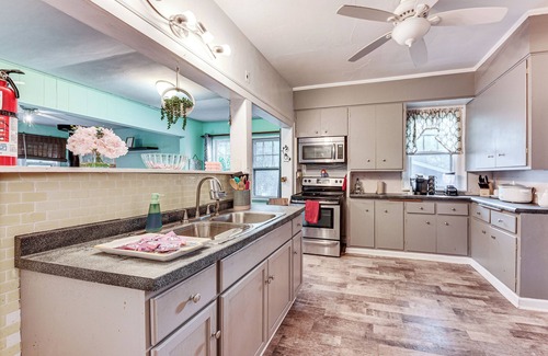 Waukegan House | 6 Mi to Naval Base: Spacious Waukegan Home w/Yard