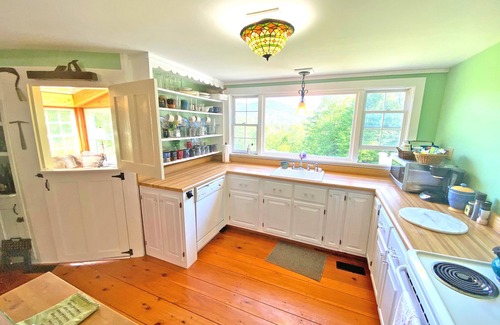 Chittenden House | 6 Minute Walk to Mountain Top Inn 4 BR, Sleeps 9-10, Pet Friendly, Views & Grill