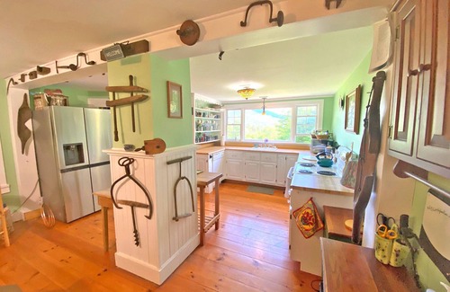 Chittenden House | 6 Minute Walk to Mountain Top Inn 4 BR, Sleeps 9-10, Pet Friendly, Views & Grill