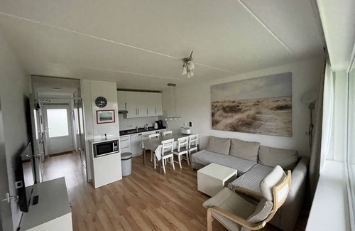 Westkapelle Apartment | 6 pers. Apartment, 3 sep. Sleeping room, 300 m v. Beach, constantly modernized and clean