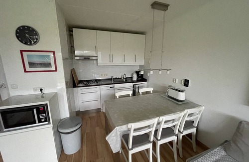 Westkapelle Apartment | 6 pers. Apartment, 3 sep. Sleeping room, 300 m v. Beach, constantly modernized and clean