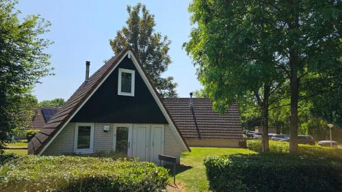 Gramsbergen House | 6 pers. vakantiehuis aan visvijver op vakantiepark, Time4vacay