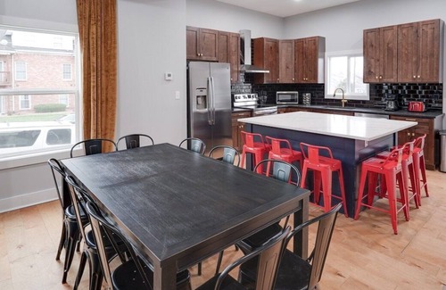 Phoenix Hill House | 6 Queen and 4 Twin beds