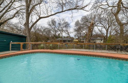 White Rock Hills House | 6 Queen Bed Home Near White Rock POOL & DECK!