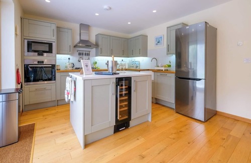 Yarmouth House | 6 Salterns-Dog Friendly-Nr Yarmouth-Sleeps 10