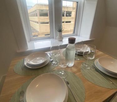 Paisley Apartment | 6 Smithhills - Sleeps 3 Central Excellent Transport Links Glasgow & Airport
